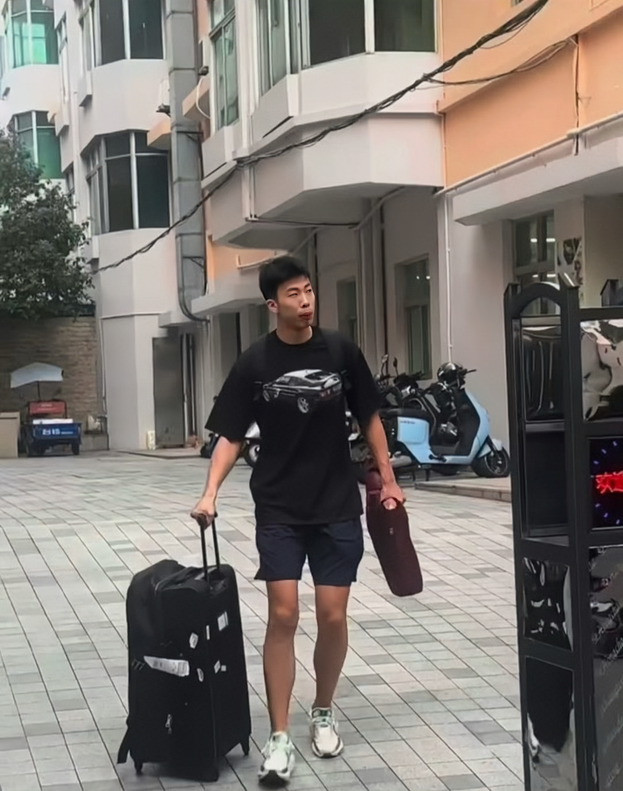 今夜社区盾焦点战,广厦男篮调整名单,话题不断,临场指挥获称赞(湖南卫视双11惊喜夜看点回放) 今夜社区盾焦点战,广厦男篮调整名单,话题不断,临场指挥获称赞(湖南卫视双11惊喜夜看点回放)