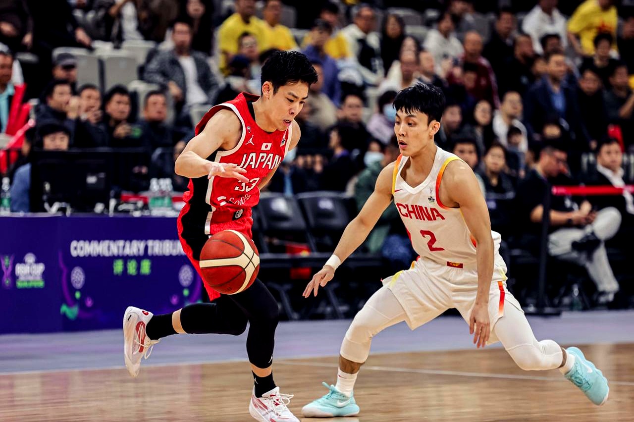 包含今夜体能课后，埃因霍温豪取连胜备战CBA常规赛，态度坚定，临场指挥获称赞的词条