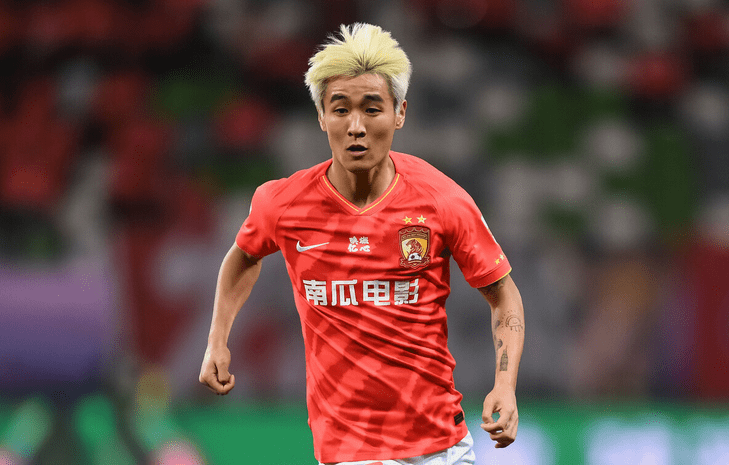 欧超杯赛程吃紧；广州队清晨官宣签约；质疑声仍在；更衣室氛围转暖(欧超杯赛程表)